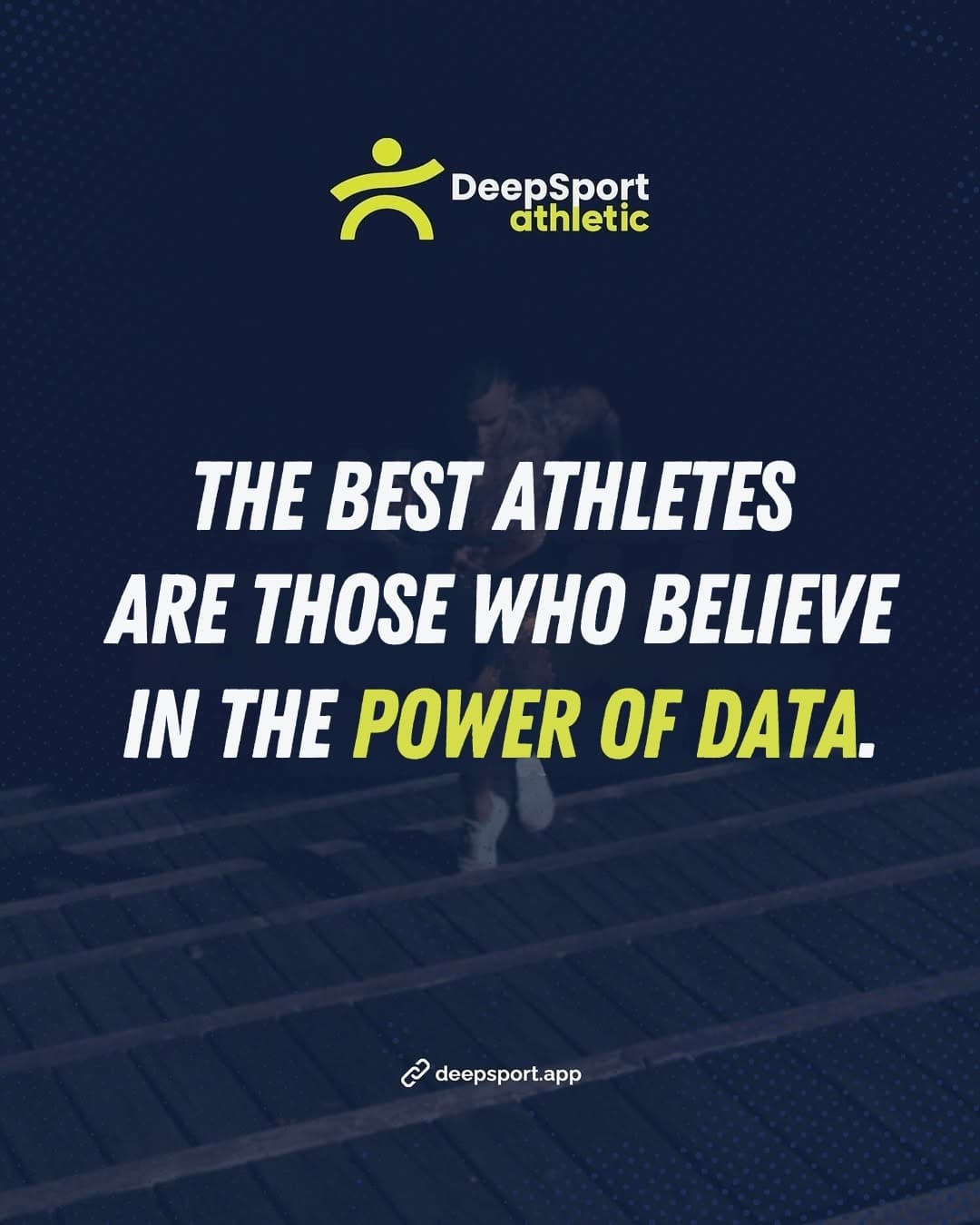 DeepSport AI destekli performans analizi - Yeşil sahada koşan genç sporcu ve DeepSport monitörü
