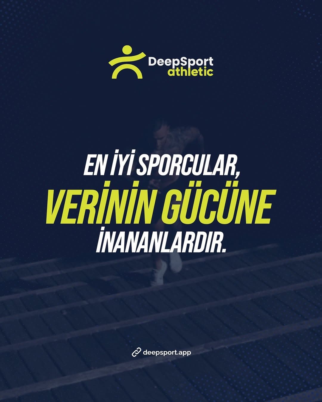 DeepSport AI destekli performans analizi - Yeşil sahada koşan genç sporcu ve DeepSport monitörü